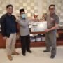 Forum Komunikasi Ane’ Blungon Kaltara secara simbolis menyerahkan bantuan kepada korban banjir